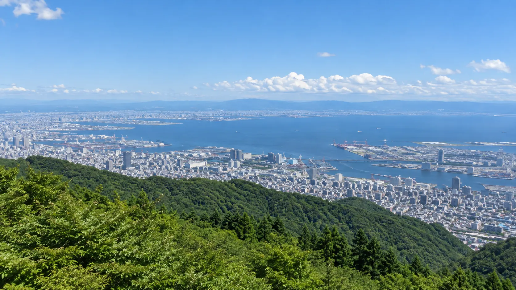 山頂の展望台から見下ろす、神戸の街と大阪湾